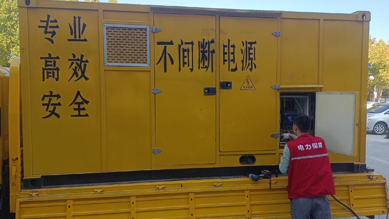 玛多柴油发电机组和UPS电源配合使用时，如何避免切换过程中的电力中断？